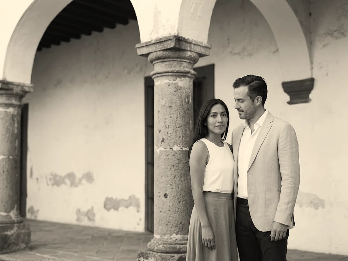 Bianca y Nicolás bajo los arcos de la hacienda