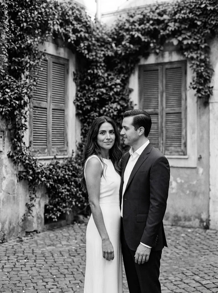 Mariana y Alonso en una calle del Trastevere, entre hiedra y postigos